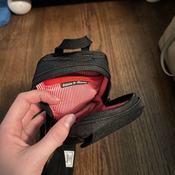 Herschel Phone/Camera Bag Never Used - Picture 2 of 2